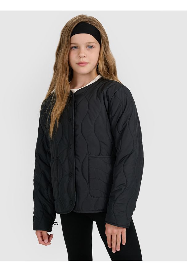 4f - 4F Kurtka puchowa z wypełnieniem syntetycznym dziewczęca - czarna 152 (11-12 lat). Okazja: na co dzień. Typ kołnierza: bez kaptura. Kolor: czarny. Materiał: puch, syntetyk. Wzór: gładki. Sezon: lato. Styl: casual, elegancki, sportowy, klasyczny