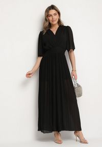 Born2be - Czarny Plisowany Kombinezon o Kopertowym Kroju z Gumką w Talii Ameddie. Okazja: na co dzień. Kolor: czarny. Styl: elegancki, casual