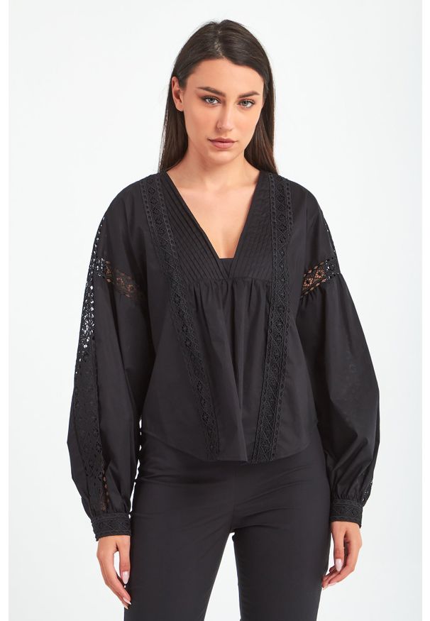 TwinSet - BLUZKA TWINSET. Materiał: koronka. Długość rękawa: długi rękaw. Długość: długie. Wzór: ażurowy, aplikacja, koronka