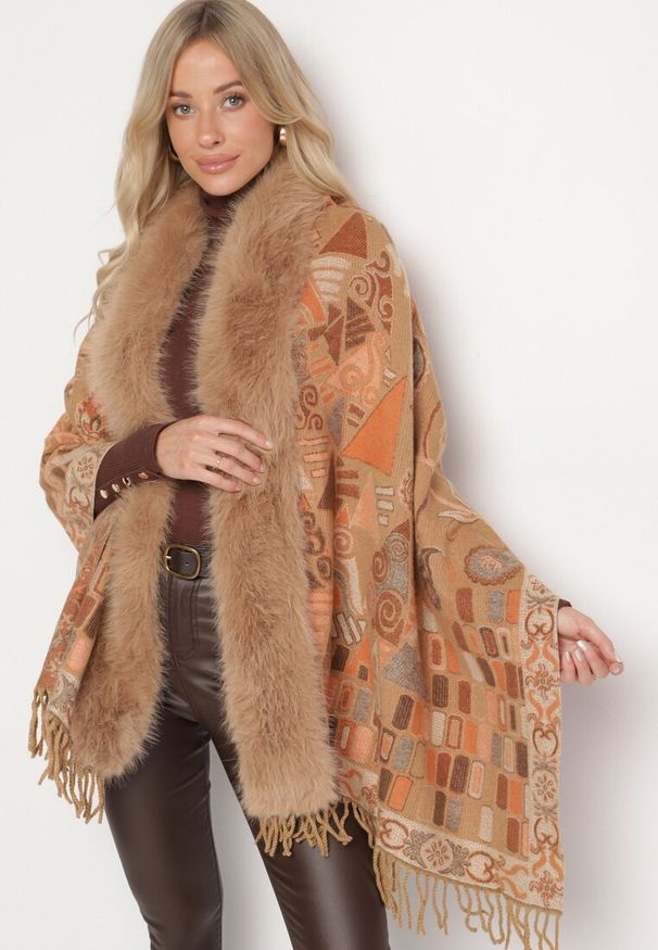 Born2be - Brązowe Wzorzyste Ponczo z Frędzlami i Futerkowym Obszyciem Serrattia. Okazja: na co dzień, na imprezę. Kolor: brązowy. Styl: boho, elegancki, casual