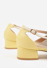 Born2be - Żółte Czółenka na Obacasie z Wycięciami i Metalicznymi Paskami Prosilis. Okazja: na co dzień. Zapięcie: pasek. Kolor: żółty. Materiał: koronka. Obcas: na obcasie. Styl: casual, elegancki. Wysokość obcasa: średni #7