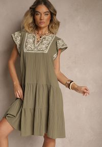 Renee - Zielona Bawełniana Sukienka Boho Ozdobiona Haftami Eviriella. Okazja: na co dzień. Typ kołnierza: dekolt w kształcie V. Kolor: zielony. Materiał: bawełna. Wzór: haft, aplikacja. Sezon: lato. Styl: boho