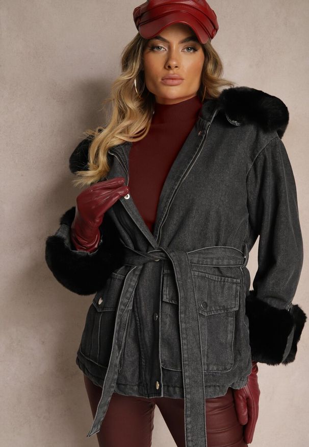 Renee - Czarno-Szara Jeansowa Kurtka z Odpinanym Futerkiem i Kapturem z Dodatkowym Paskiem Tarwena. Okazja: na co dzień. Kolor: czarny. Materiał: futro, jeans. Styl: klasyczny, elegancki, sportowy, casual