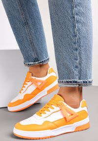 Renee - Biało-Pomarańczowe Sneakersy przed Kostkę Ozdobione Wstawkami Oinivo. Wysokość cholewki: przed kostkę. Nosek buta: okrągły. Kolor: pomarańczowy. Szerokość cholewki: normalna. Wzór: aplikacja #2