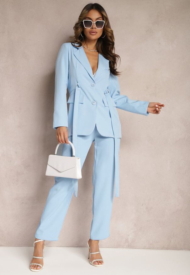 Renee - Niebieska Marynarka o Jednorzędowym Fasonie z Dwoma Ozdobnymi Paskami Anellana. Okazja: na co dzień, na spotkanie biznesowe, do pracy. Kolor: niebieski. Materiał: jeans. Styl: klasyczny, elegancki, biznesowy, casual