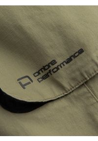 Ombre Clothing - Męskie spodnie JOGGERY z zapinanymi kieszeniami cargo - jasnooliwkowe V1 - Rozmiar: S. Kolor: oliwkowy. Materiał: guma, tkanina, elastan, bawełna. Wzór: nadruk #12
