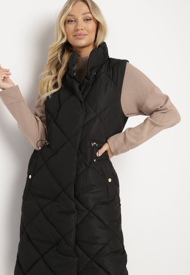 Born2be - Czarna Pikowana Kamizelka o Długim Kroju ze Stójką i Kieszeniami Avatheia. Okazja: na co dzień. Typ kołnierza: kołnierzyk stójkowy. Kolor: czarny. Materiał: jeans. Długość: długie. Wzór: aplikacja. Styl: klasyczny, casual, elegancki