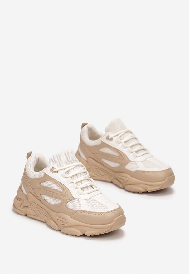 Born2be - Ciemnobeżowe Sneakersy z Bieżnikiem i Naszywkami Hene. Wysokość cholewki: za kostkę. Nosek buta: okrągły. Zapięcie: sznurówki. Kolor: beżowy. Szerokość cholewki: normalna. Wzór: aplikacja. Sezon: jesień, lato