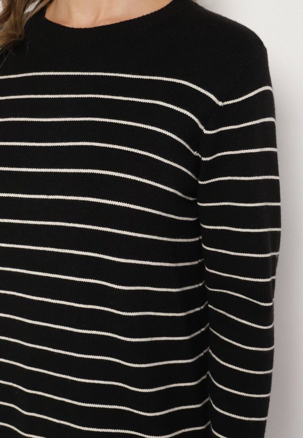 Born2be - Czarna Sukienka w Paski z Dzianiny z Wiskozą o Prostym Kroju ze Ściągaczami Delirae. Okazja: do pracy, na co dzień, na spotkanie biznesowe. Kolor: czarny. Materiał: dzianina, wiskoza. Wzór: paski. Typ sukienki: proste. Styl: klasyczny, casual, elegancki, biznesowy