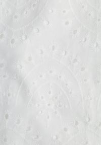 Born2be - Biała Sukienka z Bawełny o Haftowanym Wykończeniu i Rozkloszowanym Kroju Laveria. Typ kołnierza: dekolt w kształcie V. Kolor: biały. Materiał: bawełna. Wzór: haft. Styl: elegancki #2