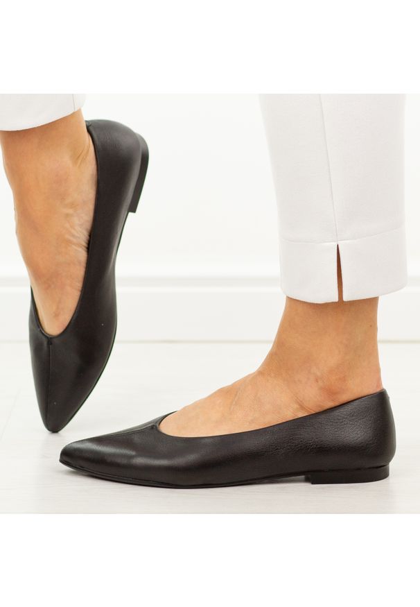 Czarne skórzane czółenka damskie T.Sokolski 307. Okazja: na co dzień, do pracy. Kolor: czarny. Materiał: skóra. Sezon: wiosna, lato, jesień. Obcas: na płaskiej podeszwie. Styl: casual, klasyczny, elegancki