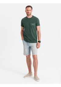 Ombre Clothing - Bawełniany t-shirt męski z nadrukiem na kieszonce Ombre Streetstyle – ciemnozielony V4 OM-TSCT-0108 - XXL. Okazja: na co dzień. Kolor: zielony. Materiał: bawełna. Wzór: nadruk. Styl: elegancki, casual, klasyczny #5