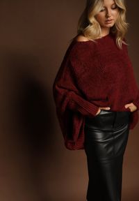 Renee - Bordowy Luźny Sweter Dzianinowy w Stylu Ponczo Nattava. Okazja: na co dzień. Typ kołnierza: dekolt w łódkę. Kolor: czerwony. Materiał: dzianina. Styl: wizytowy, casual, elegancki