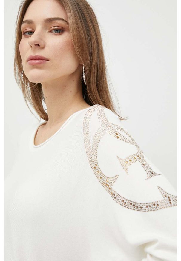 Guess sweter damski kolor beżowy lekki. Kolor: beżowy. Materiał: materiał, wiskoza. Wzór: aplikacja
