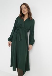 Born2be - Ciemnozielona Sukienka Mesyre. Okazja: do pracy, na randkę. Typ kołnierza: dekolt w kształcie V. Kolor: zielony. Materiał: materiał. Typ sukienki: plisowane, kopertowe. Długość: midi #4