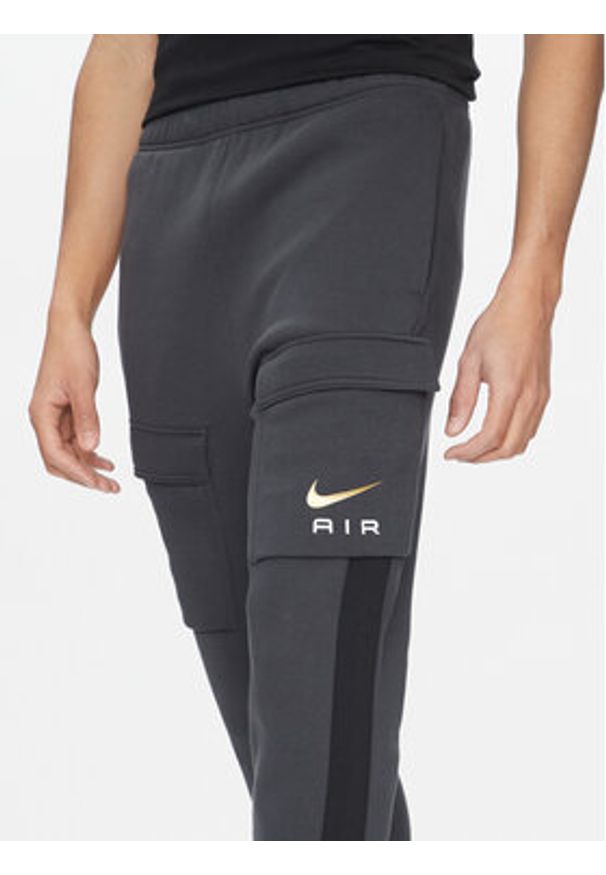 Nike Spodnie dresowe FN7693 Szary Regular Fit. Kolor: szary. Materiał: bawełna