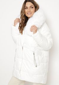 Born2be - Biała Pikowana Kurtka o Pudełkowym Kroju z Odpinanym Futerkiem i Ozdobnym Suwakiem Hedilina. Okazja: na co dzień, na spacer. Kolor: biały. Materiał: futro. Styl: casual, elegancki #8