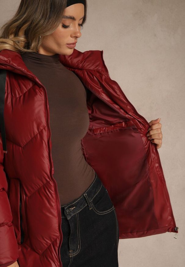 Renee - Bordowa Kurtka Pikowana z Kapturem i Sznurkami Oleanesa. Okazja: na co dzień. Typ kołnierza: kaptur. Kolor: czerwony. Materiał: jeans. Styl: casual, sportowy