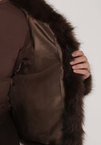 Born2be - Brązowa Krótka Kurtka Futerko z Kołnierzem Anantia. Okazja: na co dzień, na randkę, do pracy. Kolor: brązowy. Materiał: futro. Długość: krótkie. Styl: casual #2