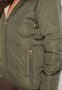 Born2be - Ciemnozielona Dwustronna Pikowana Kurtka z Kapturem Ściągana przy Rękawach Nevelas. Okazja: na spacer, na co dzień. Typ kołnierza: kaptur. Kolor: zielony. Materiał: jeans. Wzór: aplikacja. Styl: casual, elegancki, sportowy #2