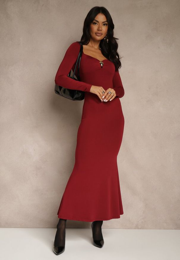 Renee - Bordowa Sukienka Koktajlowa z Wiskozą i Metaliczną Klamrą przy Dekolcie Refire. Okazja: na imprezę. Kolor: czerwony. Materiał: wiskoza. Styl: wizytowy. Długość: maxi