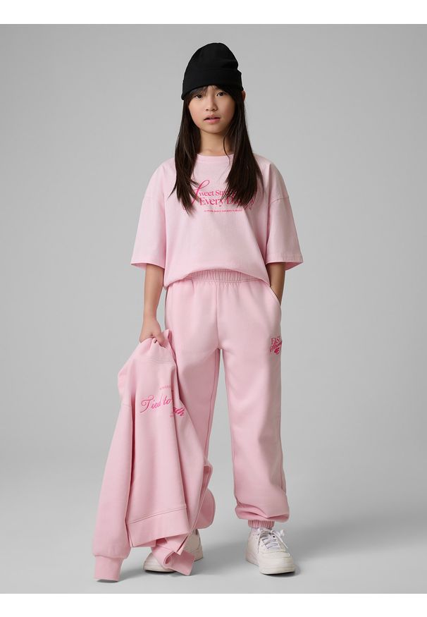 4f - 4F T-shirt loose z nadrukiem dziewczęcy - różowy 122/128 (6-8 lat). Okazja: na co dzień, na uczelnię. Kolor: różowy. Materiał: materiał, bawełna, jeans. Wzór: nadruk. Sezon: lato. Styl: casual, sportowy