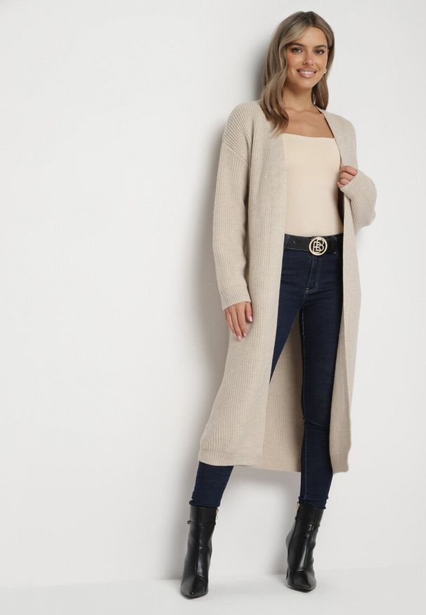 Born2be - Beżowy Klasyczny Długi Kardigan Niezapinany ze Ściągaczami przy Rękawach Arstel. Okazja: na co dzień, do pracy. Kolor: beżowy. Materiał: jeans. Długość: długie. Styl: klasyczny