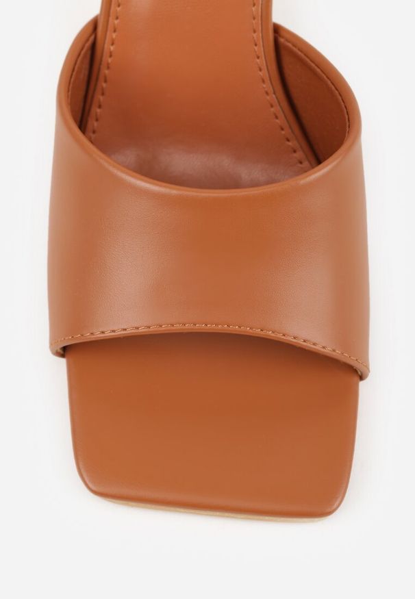 Renee - Jasnobrązowe Klapki na Szpilce z Kwadratowym Noskiem Peep Toe Avenata. Okazja: na randkę, na co dzień. Nosek buta: otwarty. Kolor: brązowy. Materiał: jeans, skóra, koronka. Obcas: na szpilce. Styl: casual