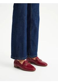 Ryłko - Bordowe mokasyny z platynową ozdobą. Nosek buta: okrągły. Kolor: czerwony. Materiał: skóra. Wzór: aplikacja. Obcas: na obcasie. Styl: street. Wysokość obcasa: średni #1