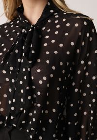 Born2be - Czarna Półtransparentna Koszula w Groszki z Wiązaniem z Wiskozy i Bawełny Iamine. Okazja: do pracy, na spotkanie biznesowe. Kolor: czarny. Materiał: bawełna, wiskoza. Wzór: grochy. Styl: biznesowy, klasyczny, elegancki #5