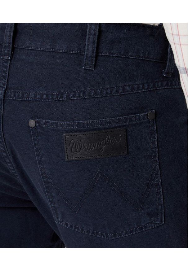 Wrangler - WRANGLER GREENSBORO MĘSKIE SPODNIE MATERIAŁOWE JEANSY DARK NAVY W15QDRXAE 112334235