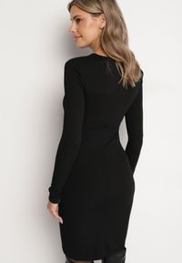 Born2be - Czarna Prążkowana Sukienka z Wiskozą o Dopasowanym Kroju z Marszczeniem Hetarvia. Okazja: na co dzień. Kolor: czarny. Materiał: prążkowany, wiskoza. Typ sukienki: dopasowane. Styl: casual, elegancki #7