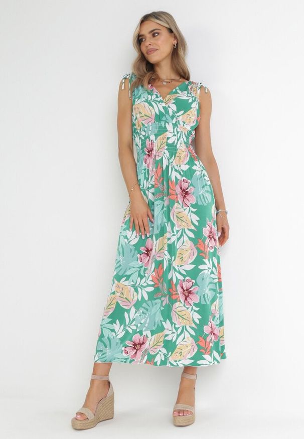 Born2be - Zielona Sukienka w Kwiaty z Gumką w Pasie Dionothy. Kolor: zielony. Wzór: kwiaty