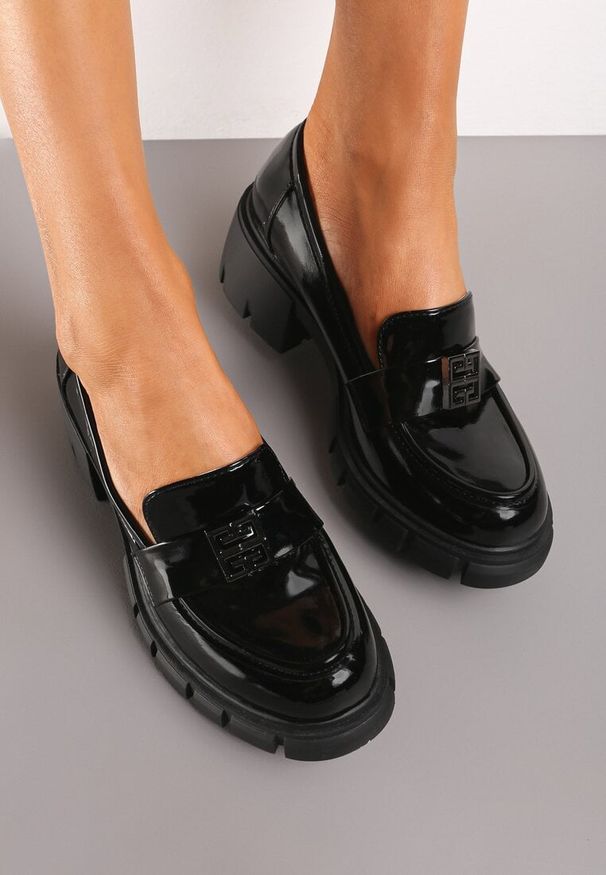 Renee - Czarne Lakierowane Mokasyny w Stylu Chunky z Geometryczną Klamerką Lusora. Okazja: na spotkanie biznesowe. Kolor: czarny. Materiał: lakier. Wzór: geometria. Styl: elegancki, klasyczny, biznesowy