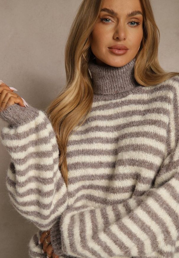 Renee - Szaro-Beżowy Golf z Dodatkiem Wełny Ozdobiony Paskami Monarria. Okazja: na co dzień. Typ kołnierza: golf. Kolor: szary. Materiał: wełna. Wzór: aplikacja. Styl: casual, elegancki