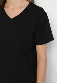 Born2be - Czarny Bawełniany T-shirt z Trójkątnym Dekoltem Nelirna. Okazja: na co dzień. Kolor: czarny. Materiał: bawełna. Styl: casual #5