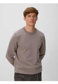 Reserved - Sweter z wiskozą - brązowy. Kolor: brązowy. Materiał: wiskoza