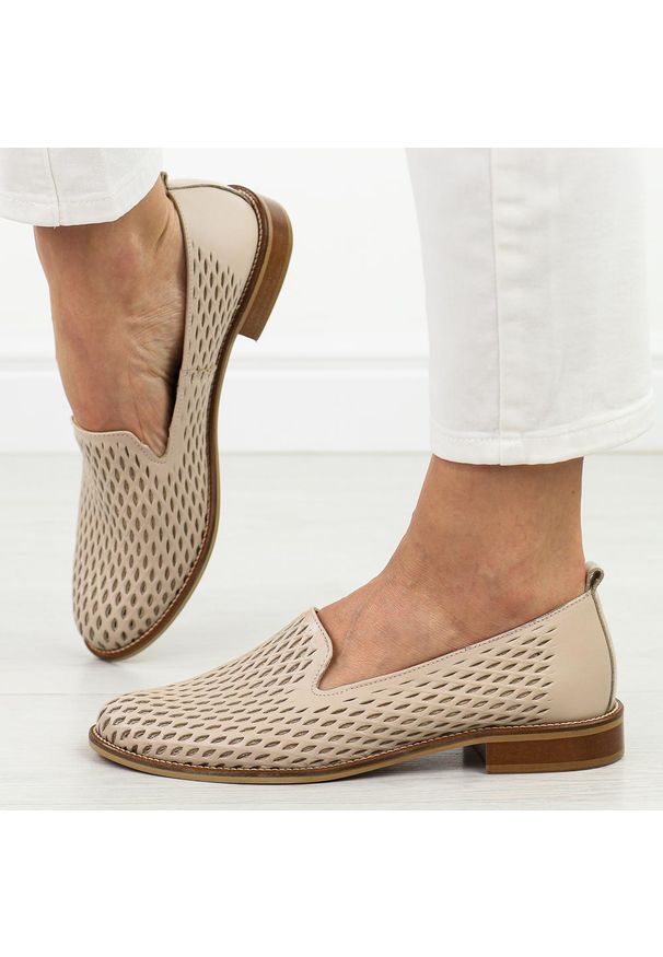 DEONI - Beżowe ażurowe skórzane Polskie półbuty damskie Deoni d043. Kolor: beżowy. Materiał: skóra. Szerokość cholewki: normalna. Wzór: ażurowy. Sezon: wiosna, lato. Obcas: na obcasie. Styl: klasyczny. Wysokość obcasa: niski