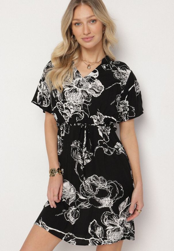 Born2be - Czarna Sukienka w Kwiaty z Paskiem Cleza. Okazja: na co dzień. Typ kołnierza: dekolt w kształcie V. Kolor: czarny. Wzór: kwiaty. Sezon: wiosna, lato. Styl: casual, elegancki