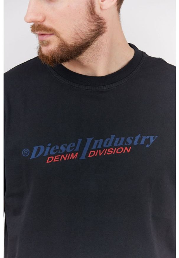 Diesel - DIESEL Czarny t-shirt męski z granatowym logo, Rozmiar L. Kolor: czarny. Materiał: prążkowany