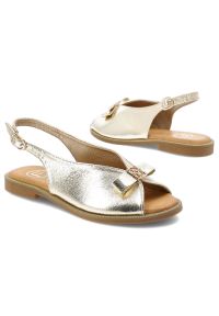 Sandały damskie Filippo, cholewka ze skóry ekologicznej metaliczne wykończenie płaska podeszwa, złote, DS7923/26. Kolor: złoty. Materiał: skóra ekologiczna. Obcas: na płaskiej podeszwie #3