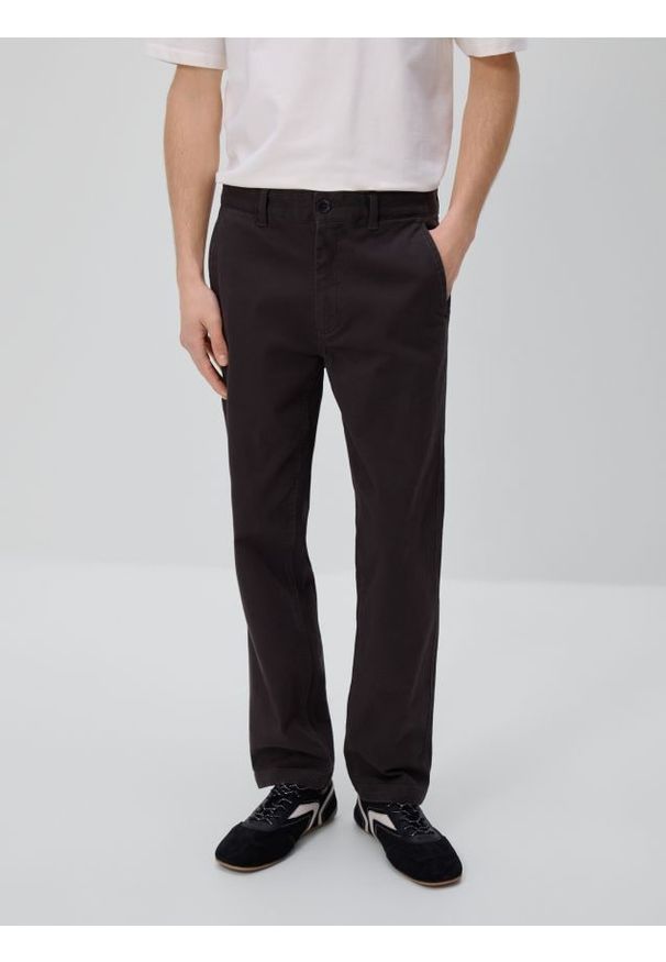 Reserved - Bawełniane spodnie straight - ciemnobrązowy. Kolor: brązowy. Materiał: bawełna