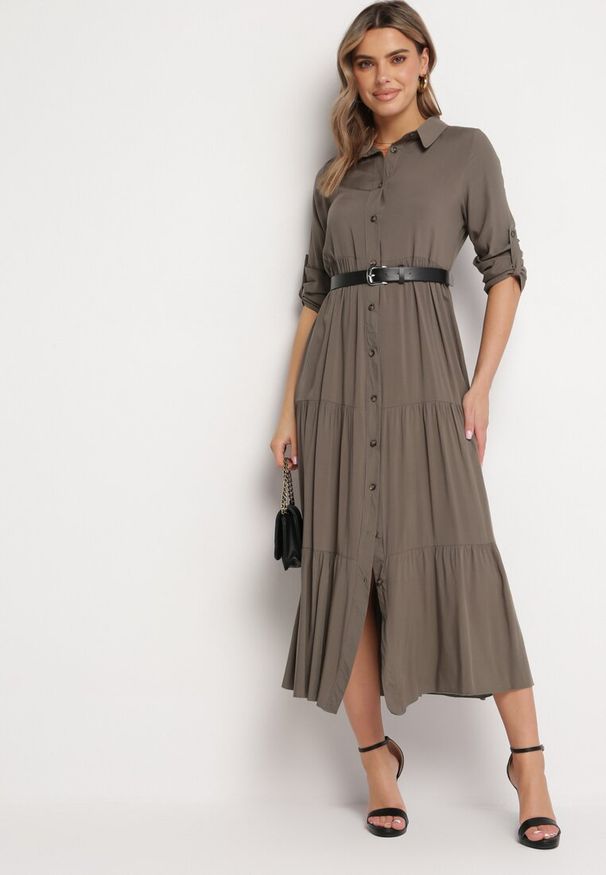 Born2be - Ciemnozielona Rozkloszowana Sukienka Maxi z Bawełny w Koszulowym Stylu Onecca. Okazja: na co dzień. Kolor: zielony. Materiał: bawełna. Wzór: aplikacja. Typ sukienki: koszulowe. Styl: casual. Długość: maxi