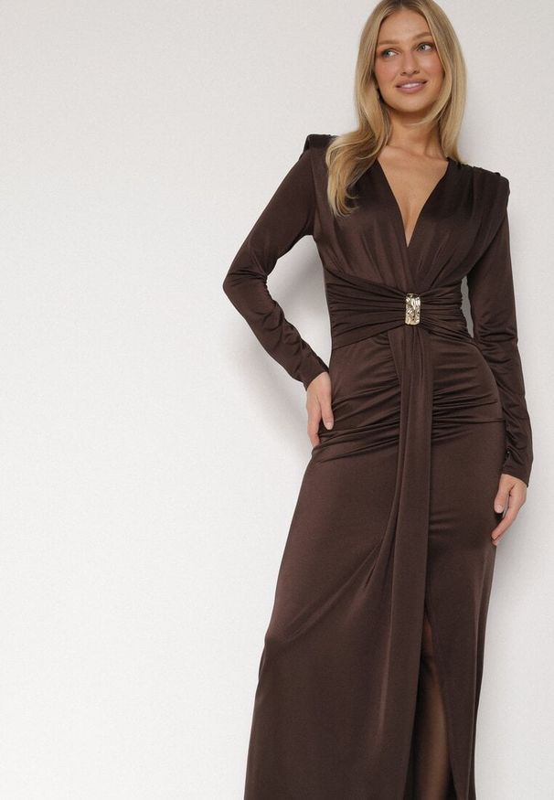 Born2be - Brązowa Elegancka Sukienka z Trenem i Rozcięciem Atissa. Okazja: na imprezę. Kolor: brązowy. Wzór: aplikacja. Styl: elegancki