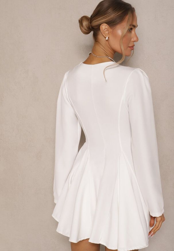 Renee - Biała Rozkloszowana Sukienka o Fasonie Marynarki z Ozdobnymi Guzikami Florlio. Okazja: do pracy, na spotkanie biznesowe. Kolor: biały. Długość rękawa: długi rękaw. Typ sukienki: rozkloszowane. Styl: klasyczny, biznesowy