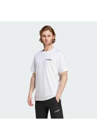 Adidas - Koszulka Terrex Graphic. Kolor: biały. Materiał: bawełna. Sport: outdoor, turystyka piesza #1