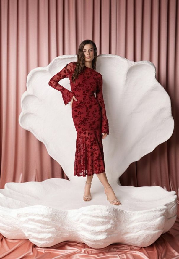 Renee - Czerwona Wieczorowa Sukienka VICES z Siateczki z Kwiatowym Wzorem z Weluru Azinene. Kolor: czerwony. Materiał: welur. Wzór: kwiaty. Typ sukienki: oversize. Styl: wizytowy