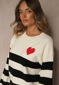 Renee - Jasnobeżowy Prosty Sweter z Domieszką Kaszmiru Zdobiony Wzorem w Pasy Tarvane. Okazja: na co dzień. Kolor: beżowy. Materiał: kaszmir. Wzór: aplikacja. Styl: casual #4