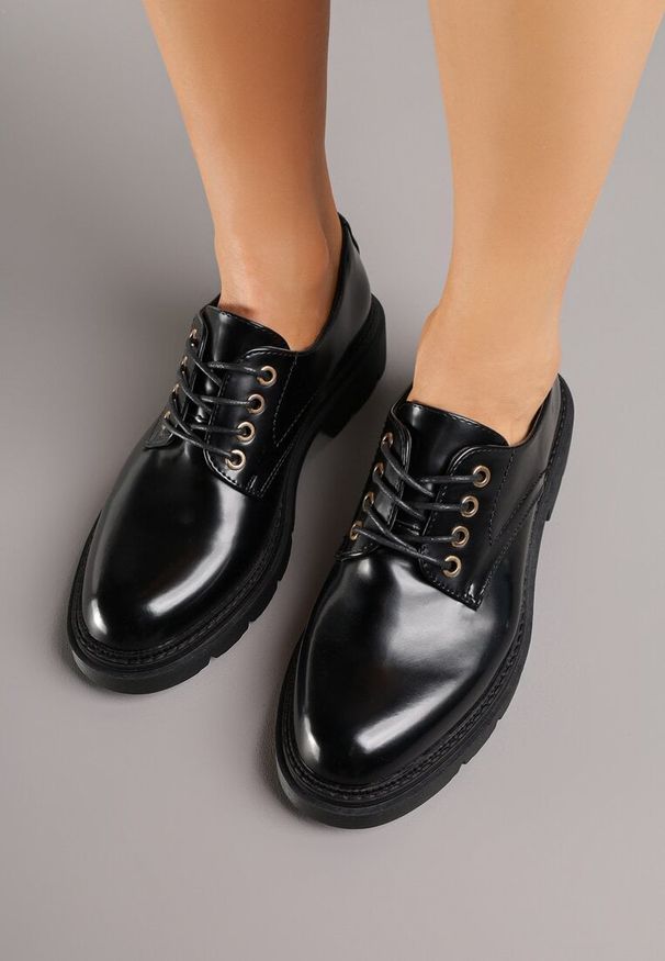 Born2be - Czarne Półbuty na Grubej Tłoczonej Podeszwie Haliore. Okazja: na co dzień. Kolor: czarny. Materiał: jeans. Styl: casual, elegancki