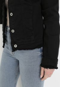 Born2be - Czarna Kurtka Jeansowa Alexessei. Kolor: czarny. Materiał: jeans. Długość rękawa: długi rękaw. Długość: długie. Wzór: aplikacja #2